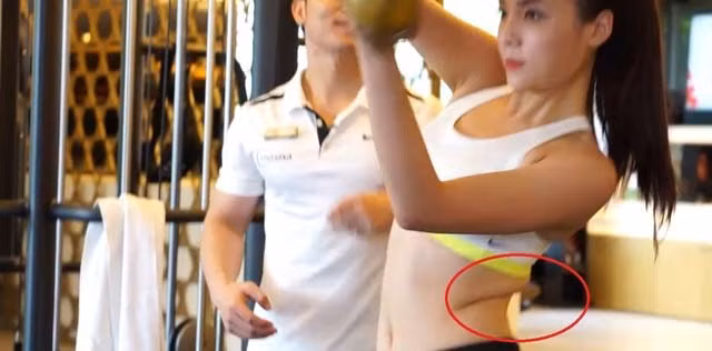 Kỳ Duyên cũng từng nhiều lần lộ eo bánh mì.