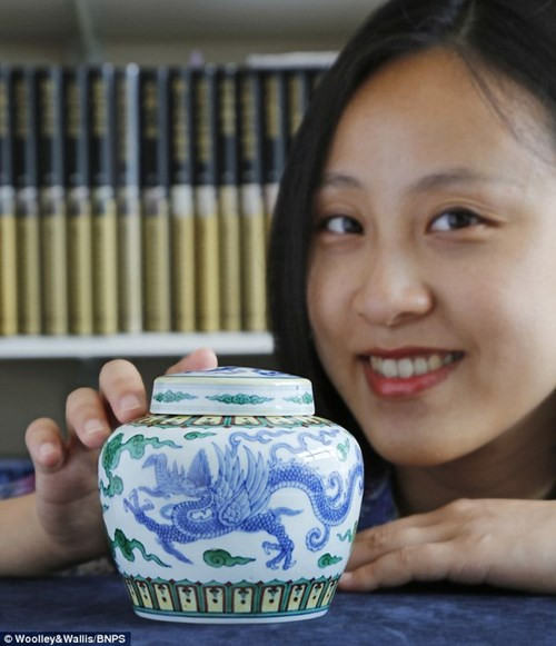 Tuy nhiên, họ không hay biết chiếc bình có giá trị như thế nào, suốt 10 năm qua, chiếc bình bị lãng quên trong căn hầm đầy bụi bặm. Mới đây, mưa lớn gây ngập lụt nên gia đình buộc phải dọn dẹp căn hầm, bán bớt đồ đạc để lấy tiền sửa chữa lại căn nhà.