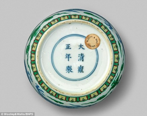 Chuyên gia nghệ thuật châu Á John Axford của cơ quan bán đấu giá Woolley và Wallis ở Salibsury, Wiltshire, Anh cho biết: “Gia đình nhờ một người chuyên mua đồ cổ tới xem các đồ vật trong nhà, anh này rất ấn tượng với chiếc bình cổ, tuy nhiên anh khuyên họ nên tìm chuyên gia nghệ thuật Trung Quốc để thẩm định chiếc bình”.