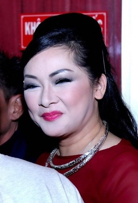 Trong số các nữ ca sĩ về nước, chỉ mỗi Như Quỳnh khiến dư luận dậy sóng vì… ngoại hình của cô. Hình ảnh kém lung linh của nữ ca sĩ đã gây tranh cãi mạnh mẽ suốt một thời gian.