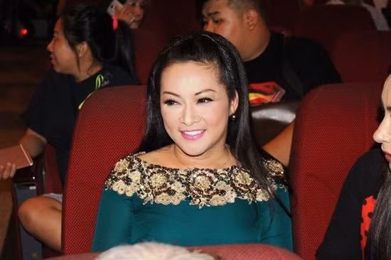 Tuy nhiên, những hình ảnh lọt vào ống kính lần đó của Như Quỳnh được cho là bị lớp trang điểm ‘dìm hàng’. Sau này cô có xuất thêm thêm một số lần và được khen đẹp mặn mà dù đã ngoài tứ tuần.