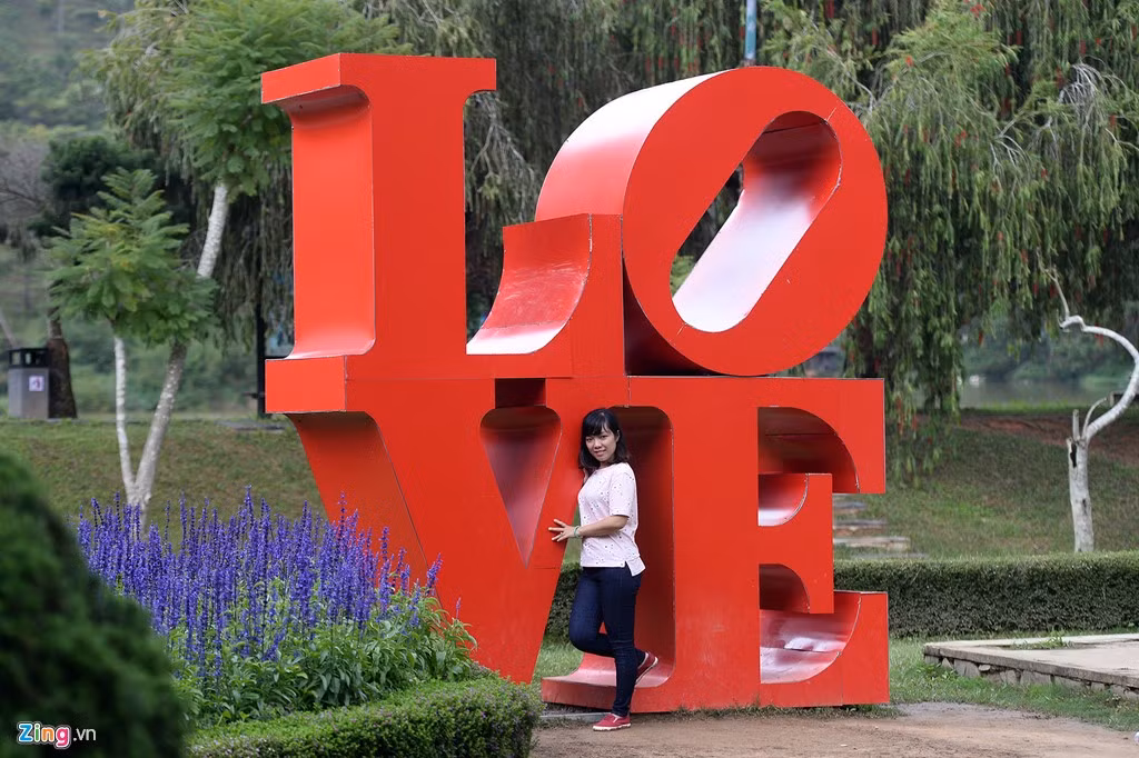 Trong khoảng thập niên 30 của thế kỷ 20, toàn quyền Đông Dương Varenne và các cặp tình nhân người Pháp thường đến đây ngắm cảnh, tâm tình vào những ngày cuối tuần trước khung cảnh thiên nhiên thơ mộng. Do đó, người Pháp đã đặt tên thắng cảnh này là Vallée d’Amour.