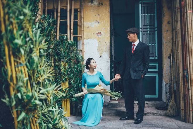 Chia sẻ với Zing.vn, Mr Hero - người chụp các bức hình - cho hay: "Đây là bộ ảnh đặc biệt nhất tôi từng thực hiện. Hai bạn có nhiều tình cảm và yêu mến Hà Nội nên rất tâm huyết với phong cách hoài cổ".