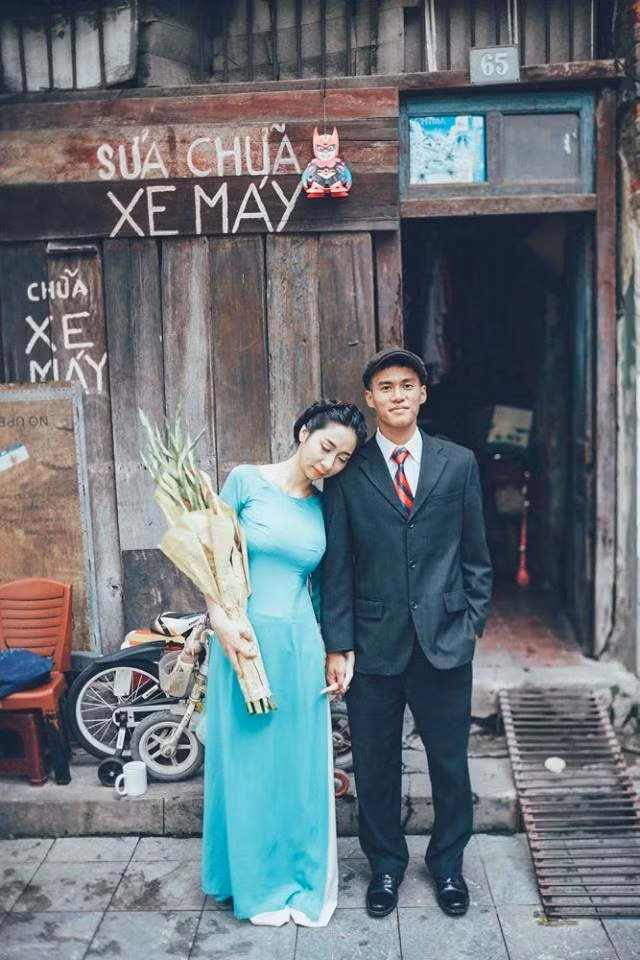 Nhân vật chính trong bộ ảnh cưới độc đáo là Nguyễn Huy Hoàng và Thu Hiền. Cả hai cùng sinh năm 1994, sống tại Hà Nội. Đôi trẻ cho hay họ có sở thích tìm hiểu, khám phá nét cổ xưa của thủ đô ngàn năm văn hiến.