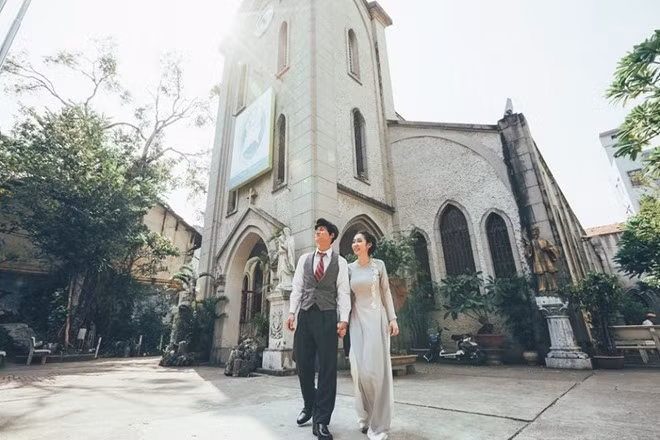 Bộ ảnh lấy bối cảnh chính là những con phố cổ tại Hà Nội như phố Hàng Vải, Hàng Điếu, Bát Đàn, Hoàng Diệu...