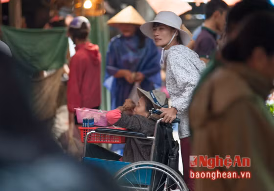 Một số tiểu thương và người đi chợ quan tâm, hỏi thăm hoàn cảnh nhưng hai người phụ nữ này giữ khoảng cách, không hé một lời nào.