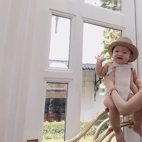 Nụ cười "chết người" của bé Khoai Tây.