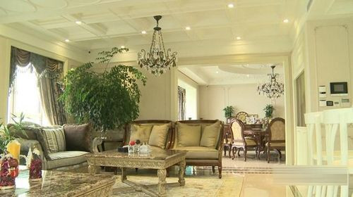 Ứơc tính giá trị của nông trang trên ngốn của vợ chồng Triệu Vy số tiền 4 triệu Euro (gần 96 tỉ đồng). Theo đó, Triệu Vy trở thành ngôi sao châu Á đầu tiên sở hữu một nông trại nho ở châu Âu. Mới đây, căn biệt thự cổ trong khuôn viên nông trại nho đã được Triệu Vy bỏ thêm số tiền 40 triệu NDT (130 tỉ đồng) tân trang, cải tạo lại.