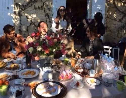 Triệu Vy tiếp đãi bạn bè đến thăm ngoài sân.