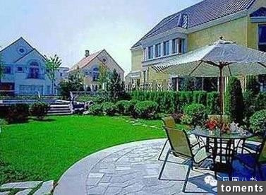 Ở khu biệt thự Thanh Bích viên Triệu Vy cũng sở hữu căn biệt thự siêu sang khác. Căn biệt thự tọa lạc giữa nơi phong thủy hữu tình ngập tràn màu xanh, được ví như lâm viên sơn cốc của thành phố Bắc Kinh. Khu biệt thự này nổi tiếng bởi từng là nơi được diva Vương Phi cùng chồng cũ là tài tử Lý Á Bằng mua ở một thời. Điều này giúp giá nhà đất tại khu vực này có thời kỳ tăng đột biến, có giá trung bình 18.000 NDT (58 triệu đồng)/m2, nâng giá mỗi căn hộ lên 12 triệu NDT (39 tỉ đồng). Trong khi vào năm 2012, giá mỗi m2 ở đây đội lên 50.000 NDT (162 triệu đồng).