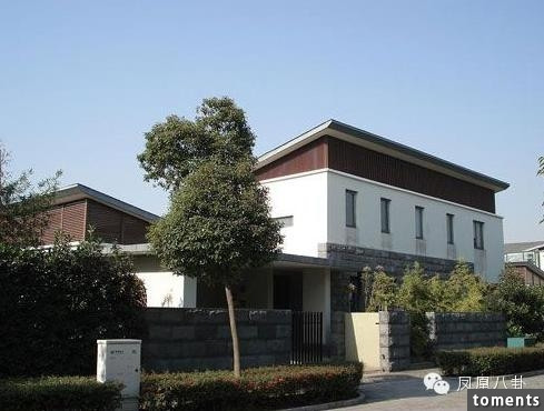 Căn biệt thự thứ 3 của gia đình Triệu Vy ở Bắc Kinh nằm trong khu biệt thự, văn phòng công vụ Lượng Mã Hà, thuộc vành đai ba phía Đông thủ đô Bắc Kinh.