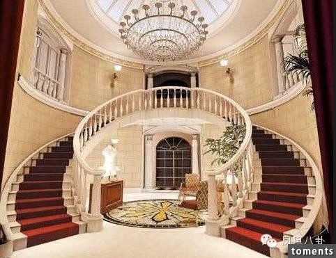 2 biệt thự xa hoa ở Bắc Kinh Tại Bắc Kinh, Triệu Vy sở hữu hàng loạt khối bất động sản, bao gồm nhiều biệt thự siêu sang, với mỗi căn có giá trung bình từ 12 triệu NDT (39 tỉ đồng) trở lên tại khu nhà giàu quận Thuận Nghĩa, khu biệt thự Thanh Bích viên, khu biệt thự Lượng Mã Hà...Trong đó nổi bật có căn biệt thụ cổ kính 3 tầng, nằm trên diện tích 1.500m2 ở quận nhà giàu Thuận Nghĩa, trị giá 30 triệu NDT (97 tỉ đồng). Căn biệt thự nằm trong khu vực được mệnh danh là "Khu biệt thự số một Bắc Kinh", khu vực có giá trị nhà đất thuốc loại đắt đỏ nhất Bắc Kinh, bình quân mỗi căn 3 tầng ở đây có diện tích 1.500m2. Điểm nhấn của căn biệt thự gồm có thang máy, bể bơi trong nhà, phòng hát karaoke và quầy bar được thiết kế theo phong cách vô cùng sang trọng và tinh tế.