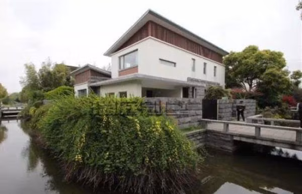 Vợ chồng nữ diễn viên mua căn này vào năm 2013 với mỗi m2 giá 36.000 NDT (117 triệu đồng). Biệt thự có thế đắc địa khi nằm liền kề với trung tâm mua sắm sầm uất Yến Sa và đường cao tốc dẫn ra sân bay quốc tế Bắc Kinh. Xung quanh rợp bóng cây xanh và là nơi tập trung đông đảo các đại sứ quán cùng dòng sông Lượng Mã lấp lánh thơ mộng. Phong cảnh hữu tình vô cùng phóng khoáng, gần gũi thiên nhiên.