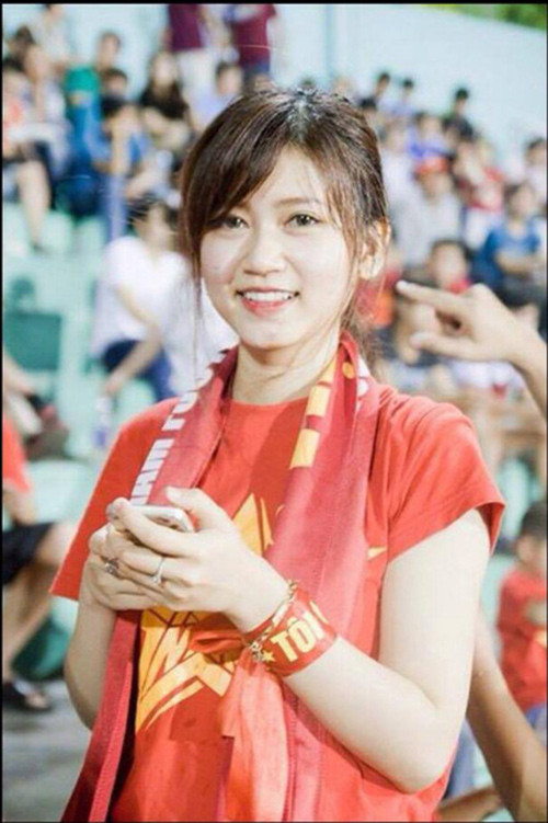 Như Ý được nhiều người nhận xét là có gương mặt xinh đẹp như hot girl, đặc biệt nụ cười của cô gái sinh năm 1996 này có thể làm tan chảy bất cứ ai tiếp xúc. Có lẽ đây chính là lý do khiến đội trưởng U19 yêu chiều bạn gái nhiều như vậy.