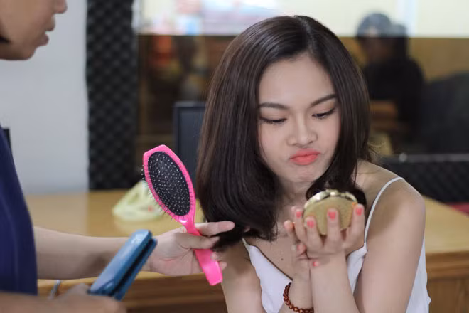 Để hoàn thành những cảnh quay trong phòng tắm, Giang Hồng Ngọc đã bật mí cách tạo hiệu ứng mơ màng và gợi cảm chính là dùng gáo nước để dội từ trên cao xuống tạo hiệu ứng như đang tắm.