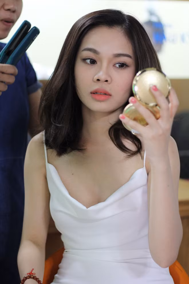 Bên cạnh đó, để thực hiện cảnh quay này, cả ekip đã phải dội hơn 100 gáo nước lên tóc và người của Giang Hồng Ngọc để có được cảnh quay như ý.