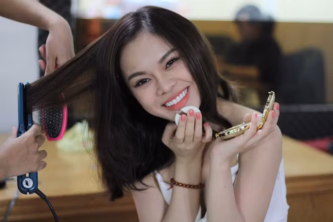 Mới đây, sau khi chia sẻ sự kết hợp mới mẻ cùng Đỗ Hiếu, Giang Hồng Ngọc đã nhận được sự quan tâm và mong chờ lớn của khán giả. Nữ ca sĩ đã chia sẻ hình ảnh hậu trường quay MV đặc biệt lần này.