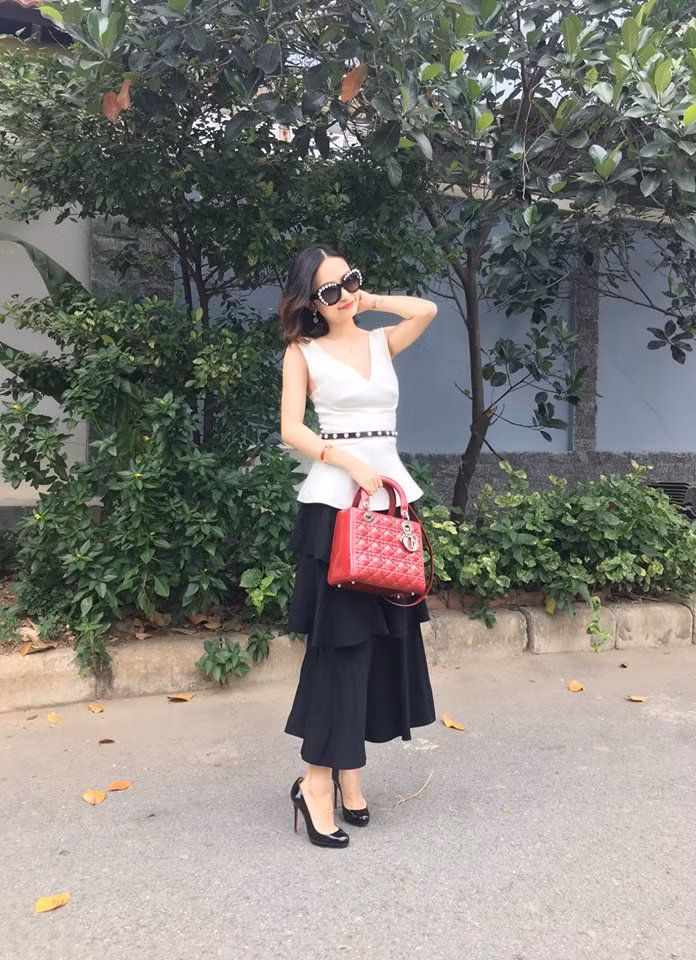 Cô viết: "Khi yêu người đủ nhiều, bạn sẽ cho người ta sự tự do, vì đó mới là điều làm người hạnh phúc nhất. Nhưng nếu anh ta lấy sự tự do đó để làm những điều có lỗi với bạn nhiều lần, đừng ngại ngần vứt bỏ. Bạn đừng nên níu kéo những gì không còn thuộc về mình, bạn xứng đáng được hưởng những điều tốt đẹp hơn thế. Và đừng bắt ai đó phải yêu bạn mà hãy làm cho bạn trở thành cô gái đáng được yêu, bởi những giá trị của riêng mình”.