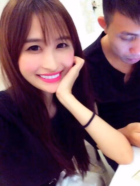 Hồi đầu tháng 7/2016, Mina từng chia sẻ: “Cao thượng trong tình yêu là đức tính bạn cần phải có. Tranh giành hay ra đi… Ở lại hãy rũ bỏ, nếu là tôi. Tôi sẽ chọn ra đi. Yêu một lúc hai người. Nếu bạn thương ai đó thật lòng hãy cho họ được hạnh phúc. Con người vốn dĩ sẽ chọn những điều tốt đẹp và có giá trị mà giữ lại".