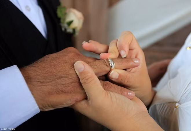 Nhiều chú rể hy vọng đám cưới sẽ giúp họ có cơ hội được ân xá để ra tù trước thời hạn.