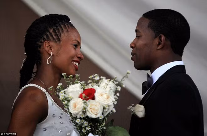 Những tân nương sẽ được phép thăm chồng thường xuyên trong hai tuần sau đám cưới.