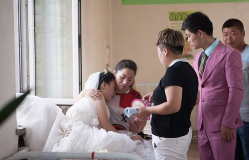 Cách đây khoảng vài tháng, Ngụy Bình đột nhiên cảm thấy bụng đau dữ dội, đến bệnh viện kiểm tra nhưng bác sỹ cho biết, đó chỉ là những cơn đau thắt lưng do làm việc đi lại, cúi người quá nhiều.