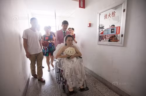 Lúc mới nhận được tin, Ngụy Bình suy sụp nhưng sau khi vào nằm viện, cô hết sức kiên cường, không để cho cha mẹ lo lắng. Bác sĩ muốn tiêm giảm đau cho Ngụy Bình nhưng cô luôn từ chối.