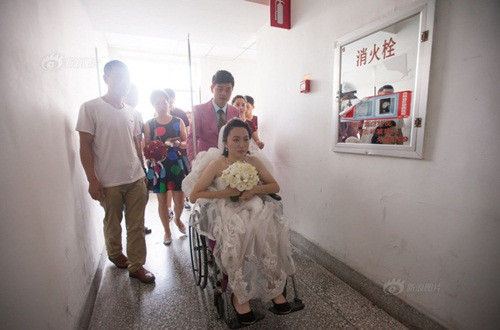 Lúc mới nhận được tin, Ngụy Bình suy sụp nhưng sau khi vào nằm viện, cô hết sức kiên cường, không để cho cha mẹ lo lắng. Bác sĩ muốn tiêm giảm đau cho Ngụy Bình nhưng cô luôn từ chối.