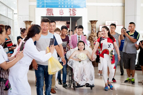 Mới đây ở Trường Xuân, Cát Lâm, Trung Quốc đã diễn ra một hôn lễ đặc biệt của cô dâu Ngụy Bình và chú rể Bảo Đào. Quen biết và yêu nhau đã gần 5 năm, hai người bắt đầu nói chuyện cưới gả thì tin dữ ập đến, Ngụy Bình bị chẩn đoán mắc bệnh ung thư giai đoạn cuối. Bảo Đào không chấp nhận sự thật người yêu sẽ rời bỏ anh đi nên anh quyết định sẽ cưới người bạn gái mình yêu suốt 5 năm ngay tại bệnh viện, khi cuộc sống của Ngụy Bình đang đếm ngược từng ngày.