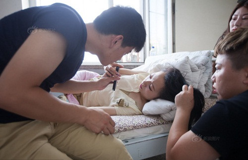 Theo chia sẻ, 5 năm trước, vừa tròn 18 tuổi, Ngụy Bình rời quê hương đến Thượng Hải tìm việc làm. Tại Thượng Hải, Ngụy Bình làm bồi bàn trong khách sạn, còn Bảo Đào lúc đó cũng chỉ có 19 tuổi, đang làm đầu bếp phụ trong khách sạn. Lần đầu tiên nhìn thấy Ngụy Bình, Bảo Đào đã muốn được bảo vệ cô. "Lúc đó tôi thấy cô ấy đơn thuần, ngây thơ, cái gì cũng không biết nên tôi được muốn bảo vệ cô ấy cả đời", Bảo Đào tâm sự.