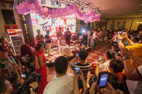 Bác sĩ cũng không giấu diếm, nói cho Ngụy Bình và người nhà cô biết sự sống của cô đang đếm ngược từng ngày. Từ khi tiếp nhận quá trình trị liệu, thời gian của Ngụy Bình chỉ còn khoảng 2 tháng.