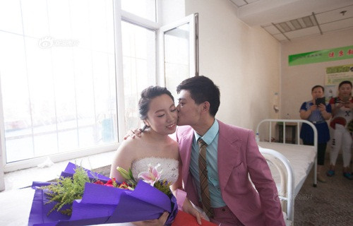 Tiếp đến tháng 7 vừa rồi, Ngụy Bình lại tiếp tục đau bụng dữ dội, nghi ngờ có gì đó không ổn, cả hai vào viện làm xét nghiệm lại cẩn thận. Kết quả bị "u ác tính" khiến Ngụy Bình chưa ra khỏi viện đã khóc nức nở.