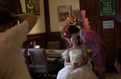 Ngày 5/8 vừa qua, Bảo Đào và Ngụy Bình chính thức kết hôn làm vợ chồng, cử hành hôn lễ ngay trong một nhà hàng gần bệnh viện và nhận được sự chúc phúc của rất nhiều người.