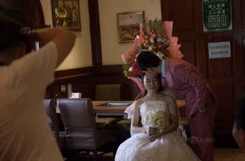 Ngày 5/8 vừa qua, Bảo Đào và Ngụy Bình chính thức kết hôn làm vợ chồng, cử hành hôn lễ ngay trong một nhà hàng gần bệnh viện và nhận được sự chúc phúc của rất nhiều người.