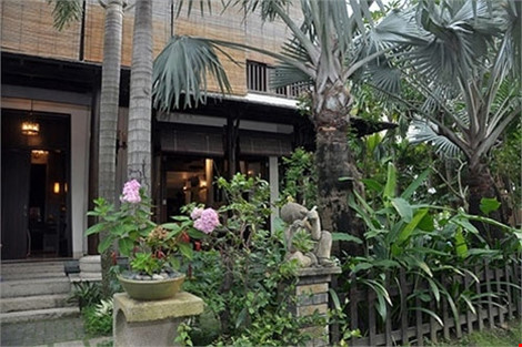 Hà Kiều Anh đã trả góp khu đất trong vòng một năm. Cô và chồng quyết định xây nhà ở đây. Mất hơn ba năm xây dựng, ngôi nhà của Hà Kiều Anh tọa lạc giữa trung tâm khu biệt thự Lan Anh mới hoàn thành.