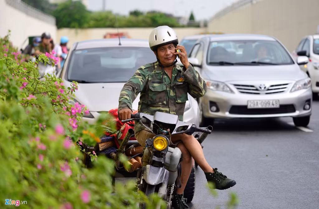 Ông Toàn (quê Quốc Oai, Hà Nội) chở đồ gỗ làm cầu thang đến phố Trung Hòa nhưng bị tắc tại đầu hầm chui. "Khách hàng gọi điện thường xuyên, nhưng tôi phải báo đến muộn một tiếng", ông nói.