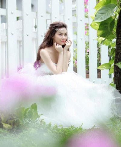 Mặc dù, chưa một lần được làm cô dâu “thật” trong ngày quan trọng của cuộc đời nhưng đã không ít lần Hồ Ngọc Hà "hóa thân" thành một cô dâu xinh đẹp trong bộ váy cưới lộng lẫy khi tham dự các sự kiện.