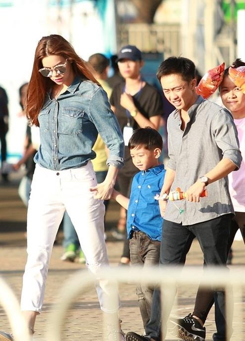 Sau ngần ấy năm sống với Cường đô la, cũng có với nhau 1 cậu con trai nhưng Hà Hồ vẫn chưa có 1 danh phận. Đến với Chu Đăng Khoa trong lặng lẽ, trong khi đại gia kim cương và vợ cũ Vân Anh vẫn chưa công bố chính thức ly hôn thì Hà Hồ vẫn đang ở phận phòng nhì. Có lẽ giấc mơ về 1 đám cưới viên mãn sẽ mãi là xa vời với Hồ Ngọc Hà dẫu hiện tại cô cũng không còn trẻ trung.