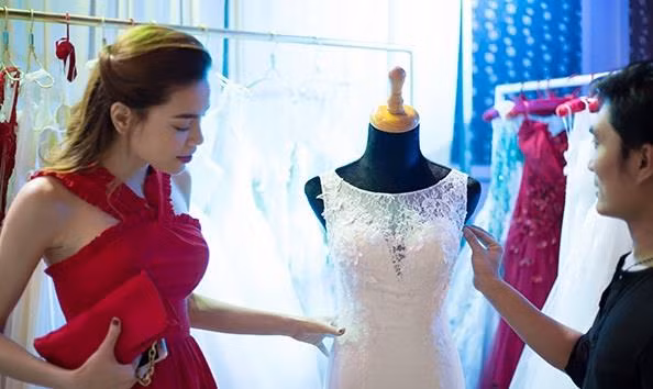 Hà Hồ đi xem váy cưới, dư luận lại thêm một lần nữa rộ lên nghi án Hà Hồ và đại gia Kim Cương đang hướng tới một đám cưới.