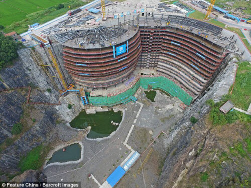 Khách sạn do công ty Atkins có trụ sở tại Anh thiết kế với 370 phòng được bố trí trên 19 tầng. Tổ hợp này cũng có một bể bơi lớn và trung tâm thể thao.