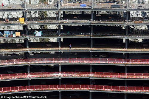 Các công nhân đang tích cực làm việc tại công trường để hoàn thành công trình theo đúng thời hạn đề ra.