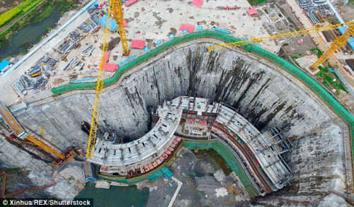 Hai tầng thấp nhất của khách sạn được thiết kế ngập dưới nước và được ngăn với hồ nước bên ngoài bằng các tấm kính trong suốt.