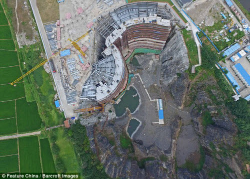 Bức ảnh toàn cảnh trên cao cho thấy khách sạn hạng sang đang trong quá trình xây dựng dưới một mỏ đá bỏ hoang ở Thượng Hải.