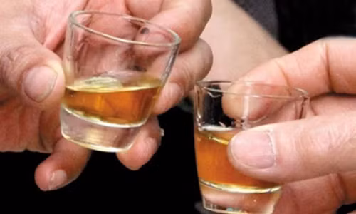 Chỉ vì chén rượu chia không đều Cường đã chém trọng thương Đức - Ảnh minh họa