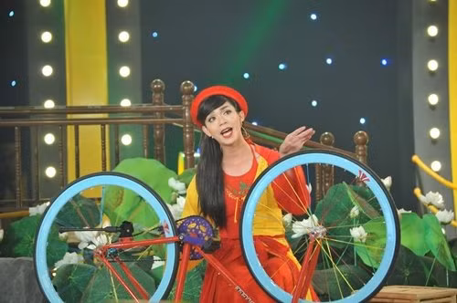 Chang trai gia gai gay choang o Dau truong tieu lam