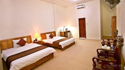 7. Khách sạn Caraven (Đà Nẵng) Hạng sao: 1 Nằm ở trung tâm thành phố Đà Nẵng nhưng điểm hút khách của Caraven là giá cả vẫn rất phải chăng. Khách sạn có đầy đủ các tiện nghi để đáp ứng các nhu cầu của mọi thành viên trong gia đình từ truyền hình cáp, wifi cho đến dịch vụ xe đưa đón, cho thuê xe máy,... Có thể coi đây là một lựa chọn cực hợp lý trong danh sách của Mytour dành cho những cuộc đi chơi với kinh phí tiết kiệm.