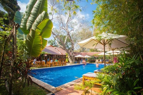 4. La Mer Resort (Phú Quốc) Hạng sao: 3 Không có gì ngạc nhiên khi cái tên La Mer Resort xuất hiện trong giải thưởng dành cho những resort tốt nhất. Nếu có dịp đến đảo Ngọc Phú Quốc thì La Mer Resort là điểm dừng chân rất đáng tham khảo cho du khách khi tọa lạc ở vị trí trung tâm trong khu vực những resort hàng đầu Phú Quốc, cách bãi biển Bà Kèo 3 phút đi bộ. Khách sạn sang trọng nằm giữa khung cảnh nhiệt đới với không gian cây xanh tươi mát, cung cấp các bungalow được bài trí đơn giản, sàn lát gạch và đồ nội thất gỗ với đầy đủ tiện nghi như resort hạng sang nhưng mức giá thấp hơn khá nhiều.