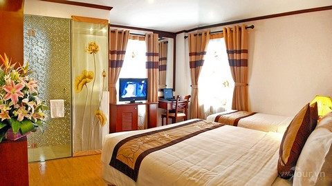 5. Khách sạn May De Ville Legend (Hanoi) Hạng sao: 3 Nằm giữa phố cổ, chỉ cách Hồ Gươm 100 mét, khách sạn nhỏ nhắn này có đầy đủ các hạng phòng cho mọi nhu cầu của du khách, đặc biệt là cho các gia đình. Với không gian nhỏ nhắn nhưng sang trọng, khách sạn May de Ville là sự hòa hợp khéo léo giữa sự cổ kính và hiện đại, đem lại cảm giác thoải mái nhất cho du khách. Đại diện của May De Ville Hanoi cho rằng: "Với giải thưởng Mytour's Best Hotel Award, khách sạn chắc chắn sẽ có thêm cơ hội để mở rộng thị trường, mang lại nhiều khách hàng hơn, các phòng luôn kín chỗ.