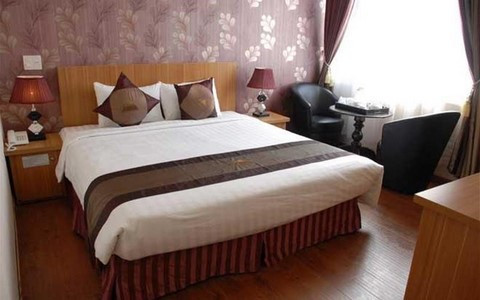 3. Khách sạn Phố Núi (Đà Lạt) Hạng sao: 3 Đà Lạt luôn là thành phố bốn mùa thu hút du khách bởi khí hậu ôn hoà và những phong cảnh tuyệt vời của thác nước, hồ, rừng cây thông và hoa nở. Nằm ở trung tâm thành phố Đà Lạt trên ngọn đồi đối diện hồ Xuân Hương xinh đẹp, khách sạn &amp; nhà hàng Phố Núi Đà Lạt mang đến cho du khách không chỉ chỗ nghỉ thoải mái mà cả những bữa ăn ngon miệng. Trên trang web của Mytour, Phố Núi chính là một trong những khách sạn được nhiều khách hàng dành lời khen nhất.