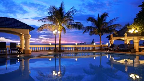 1. Lan Rừng Resort &amp; Spa Vũng Tàu (Vũng Tàu) Hạng sao: 4 Là khu nghỉ dưỡng duy nhất ở Vũng Tàu tọa lạc ngay trên bãi biển, điểm đặc sắc nhất của khách sạn chính là lối kiến trúc giao hòa giữa nghệ thuật vừa cổ điển vừa hiện đại Châu Âu, là lựa chọn lý tưởng cho khách hàng ưa thích không gian sang trọng, đẳng cấp nhưng vẫn có nhiều hạng phòng khác nhau với giá cả phù hợp.